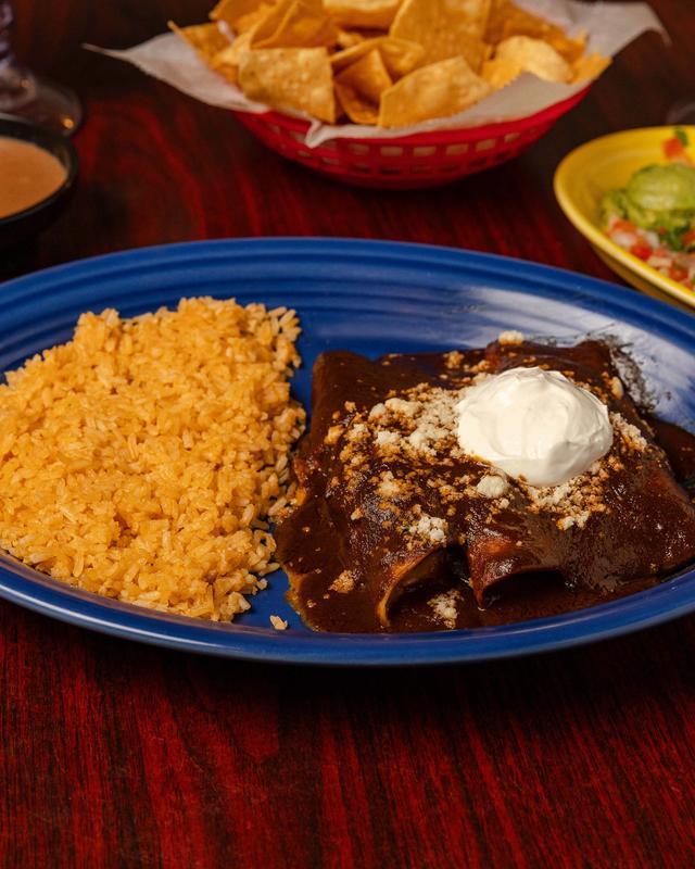 Enchiladas de mole with sour cream and rice